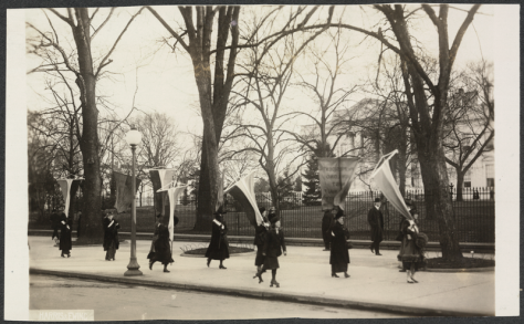 800px-1917_Maryland_Suffragettes_picket_White_House