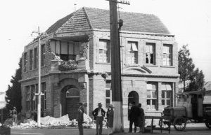 Hawkes_Bay_Tribune_1931Hawkes Bay Tribune building in Hastings, New Zealand, damaged by the earthquake of 1931.