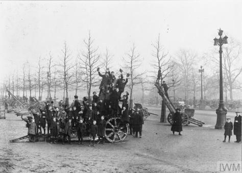 These images were taken in London in early November of 1918, as the First World War drew to a close. Captured German field guns were put on display along the Mall, stretching from Admira